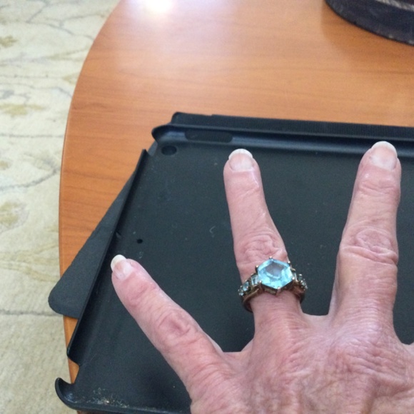 Beautiful Aquamarine Centre Stone with 3 Side Baguettes - Picture 7 of 9
